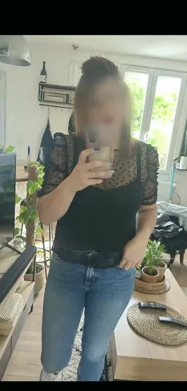 Ester, 34